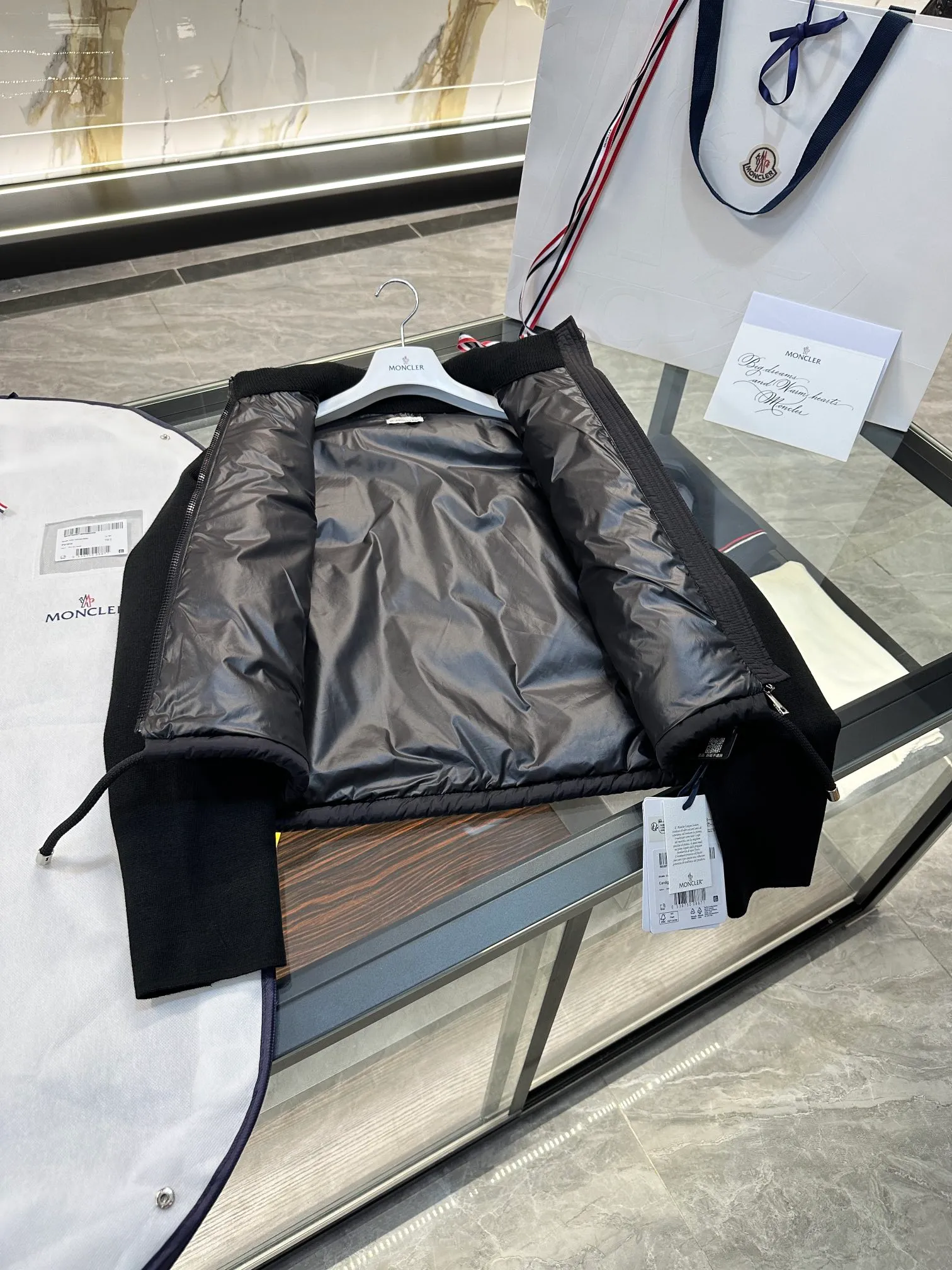 Moncler . . L 258031